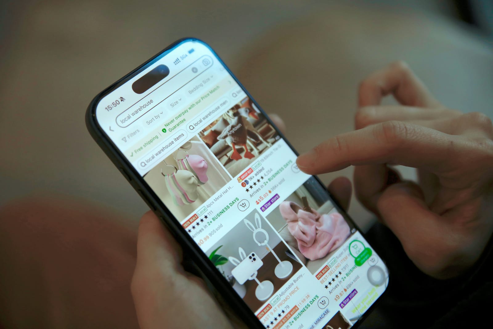 Klientka przegląda sklep internetowy na telefonie wieczorem